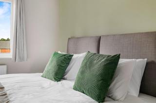 Brand New 4BR House Free Parking - 4