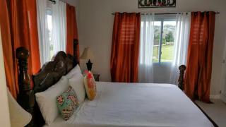 Comfy stay at low cost - Shared pool - Gated 24hrs security - 20mins from Ocho Rios - 3