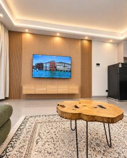 Chic 2BR-HeatedPool-Gym-Sauna-SteamRoom-Wifi-Parking - 4