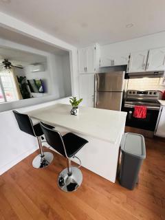 Laval Modern Home Stylish And Spacious Stay - 5