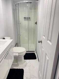 Laval Modern Home Stylish And Spacious Stay - 3