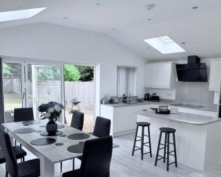 Modern 4-Bed, 4-Bath Home - Garden & Parking - 9