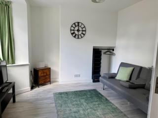 Modern 4-Bed, 4-Bath Home - Garden & Parking - 2