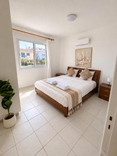 Iris Village Renovated 2BR Pool Apt Kato Paphos - 5