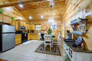 Kickin' Back - Secluded Cabin - 1