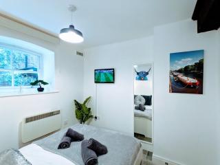 Cosy Riverside Apartment - Woodsmill Quay FREE PARKING - 7