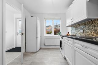 House Sleeps 9 with Enclosed Garden - 6