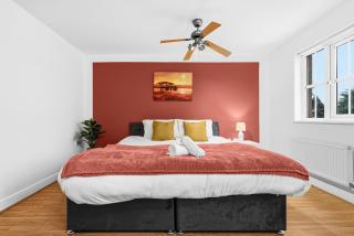 House Sleeps 9 with Enclosed Garden - 1