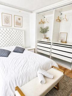 Beautiful new L apartment -15 min to city center - 4