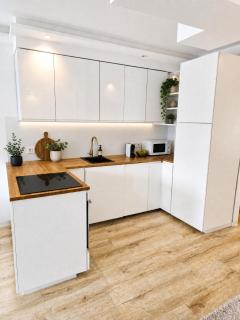 Beautiful new L apartment -15 min to city center - 3