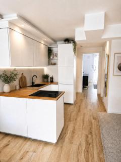Beautiful new L apartment -15 min to city center - 7