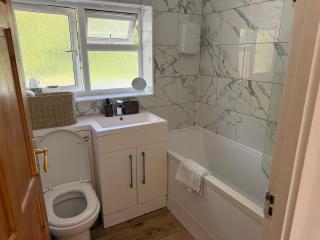 Family Stays, 3BR Near Cambridge, Sleeps 5 - 8
