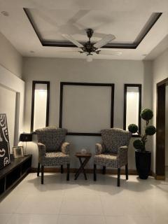 Celeste Boutique Rooms - 3 Mins from LUMS DHA Phase 5 - 9