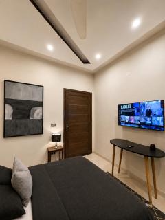Celeste Boutique Rooms - 3 Mins from LUMS DHA Phase 5 - 5