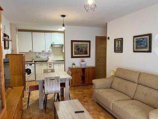 Oviedo 2BR Flat by HUCA Hospital Sleeps 3 - 0