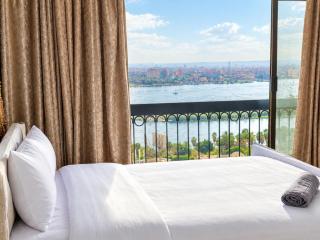 Nile Front 3BR Maadi Balcony & Stunning Views Jacuzzi in Select Units - 1