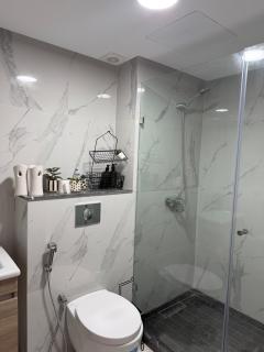Stylish 1BR California Pool View - 9