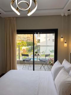Stylish 1BR California Pool View - 5