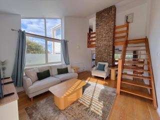 Spacious 4-Bed Home in Ascot - 0