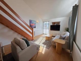 Spacious 4-Bed Home in Ascot - 9