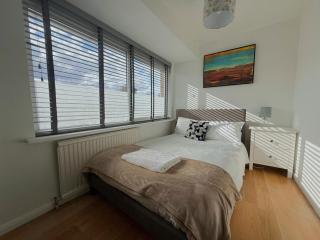 Spacious 4-Bed Home in Ascot - 7