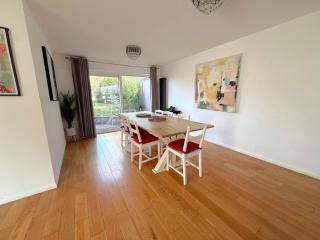 Spacious 4-Bed Home in Ascot - 3