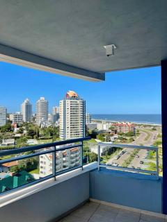 Depto 3 dormitorios con vista al mar en Playa Brava by Lofty - 9