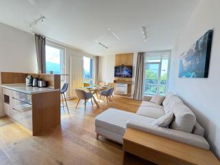 Zurich Spacious 2BDR w Paid parking, WorkDesk and WiFi - 0
