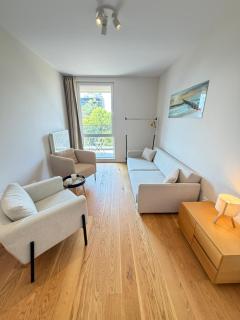 Zurich Spacious 2BDR w Paid parking, WorkDesk and WiFi - 6