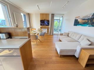 Zurich Spacious 2BDR w Paid parking, WorkDesk and WiFi - 1