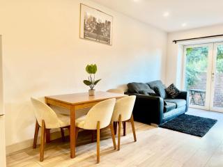 Apartment Sleeps 5 near HIgh Street - 1