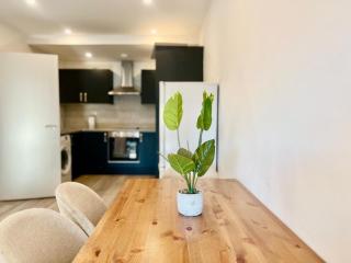 Apartment Sleeps 5 near HIgh Street - 9