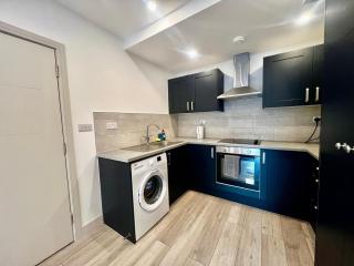 Apartment Sleeps 5 near HIgh Street - 4