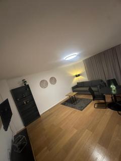 Central Spacious Apartment with Free Parking - 1
