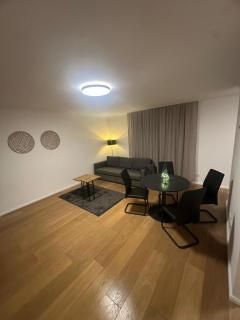 Central Spacious Apartment with Free Parking - 4