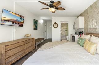 Steps to Beach | King Bed + Resort Amenities - 2