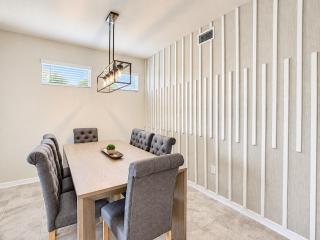 Comfy 3BR Lakeview Condo with 2Clubhouses - 4