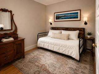 The Heritage Flat at 913 - 3