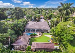 TropiCasa Paradise Near Beach-Downtown with Heated pool Mini Golf & BBQ L22 - 3