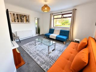 Your Perfect Work Stay with Driveway-Contractors, Families or Council Guests-Suitable Home for All-Full Kitchen, Backyard & Free on street Parking- Bradford Centre & M606 - 8