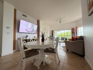 Luxury Lakeview 2 Bedroom Condo Minutes from Disney - 4