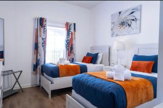Luxury Lakeview 2 Bedroom Condo Minutes from Disney - 4