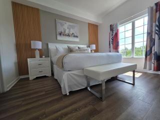Luxury Lakeview 2 Bedroom Condo Minutes from Disney - 1