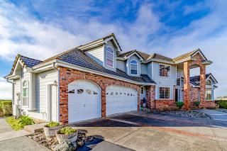 Gorgeous oceanfront estate with amazing views & hot tub - steps to quiet beach - Brookings - 5