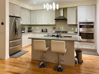 Luxury 4BR Home, Steps to Lake Ontario, 2-Car Parking - 5