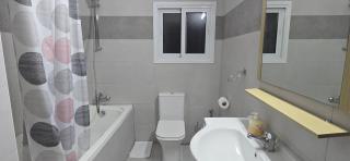 Eleven Deluxe 2BR Apt - Breakbooking CY - 4