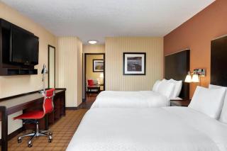 Four Points by Sheraton Hotel & Suites Calgary West - 2