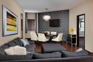 Four Points by Sheraton Hotel & Suites Calgary West - 1