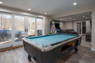 Bearet FIreplace Hot Tub Game Room! - 5