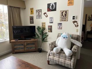 Unique Yeti-Theme Ski On Off Suite Jiminy-Sleeps 4 - 5